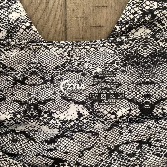 Zyia Light N Tight Snakeskin capri leggings with pockets.  Size 12. - Picture 3 of 3